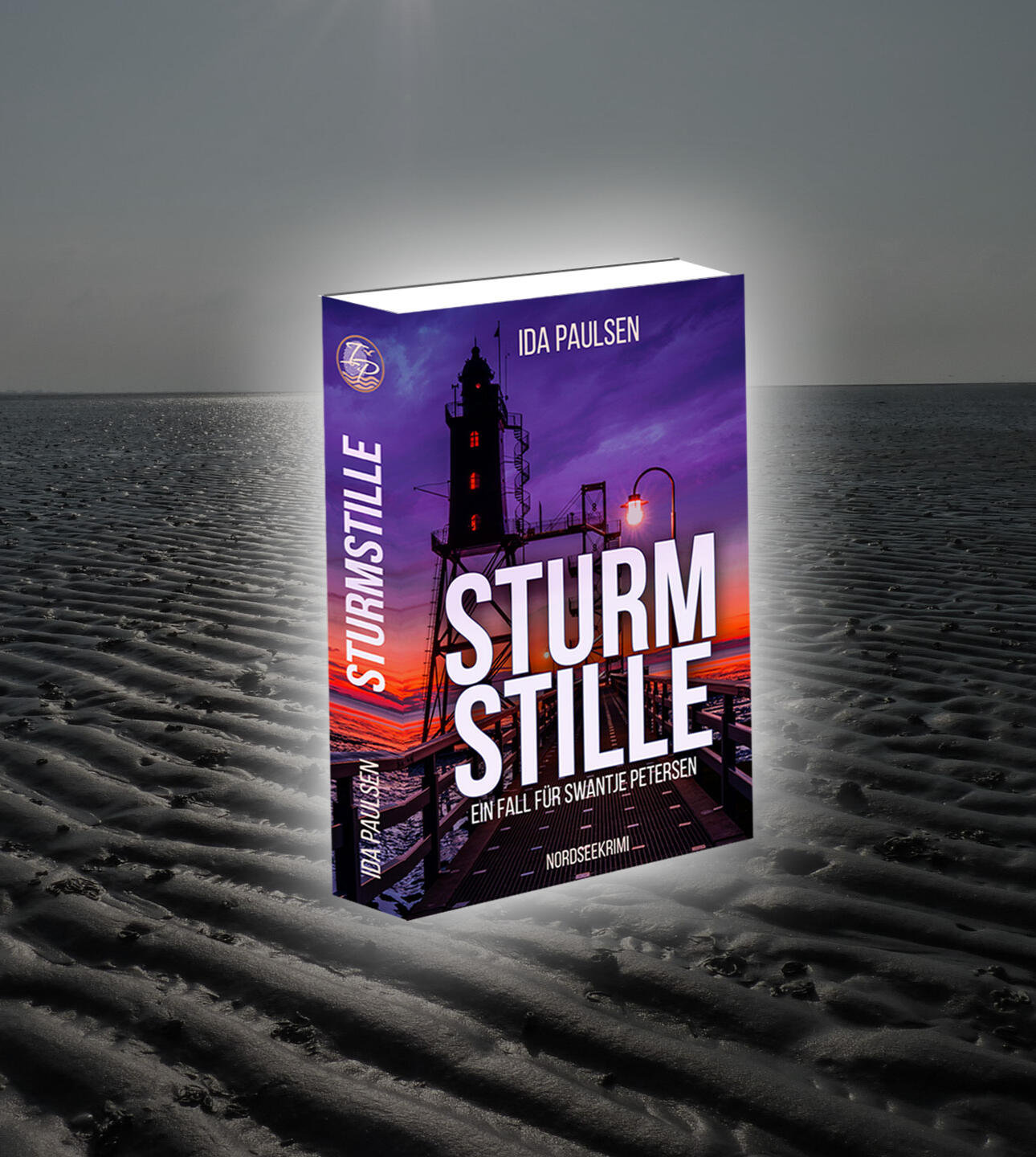 Sturmstille - Bild vom Taschenbuch Auf dem Bild ist das Cover von Sturmstille zu sehen. Es zeigt einen farbintensiven Sonnenuntergang vor dunklen Wolken in Dorum-Neufeld. Im Vordergrund ist der Leuchtturm Obereversand zu sehen. Dazu kommt in großen Lettern der Buchtitel. Im Hintergrund des