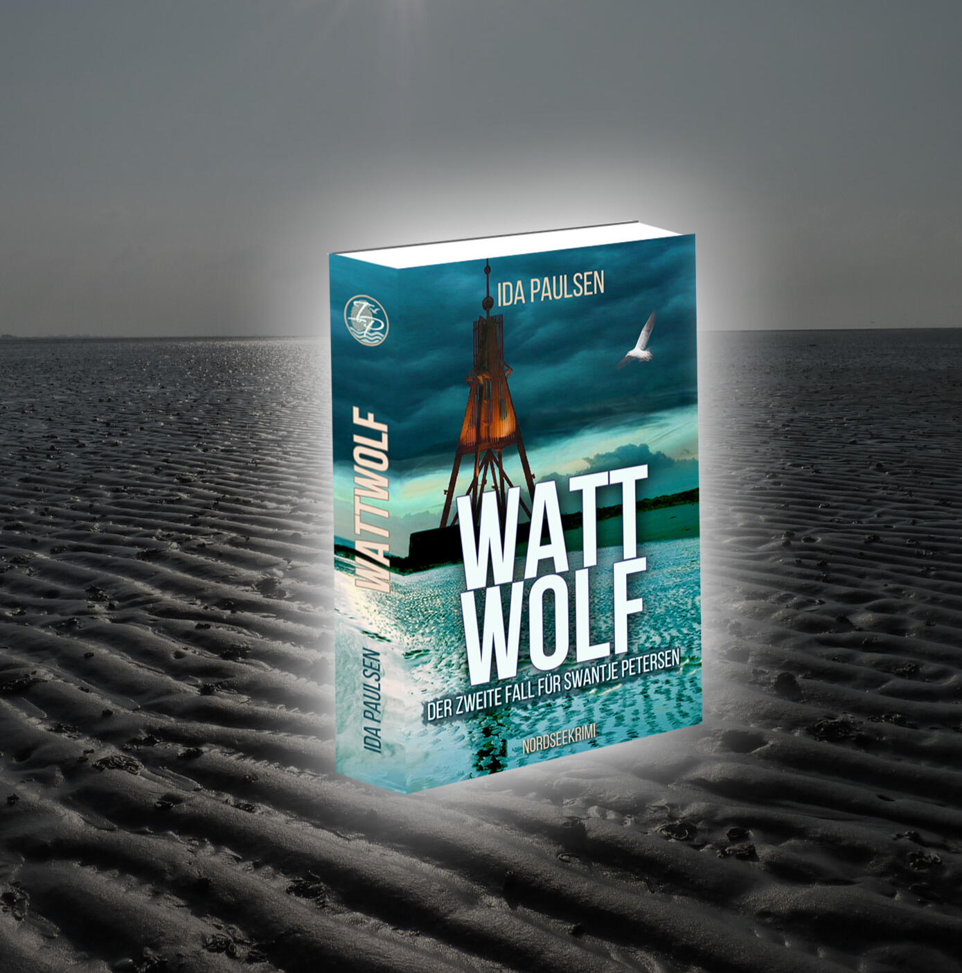 Sturmstille - Bild vom Taschenbuch Auf dem Bild ist das Cover von Sturmstille zu sehen. Es zeigt einen farbintensiven Sonnenuntergang vor dunklen Wolken in Dorum-Neufeld. Im Vordergrund ist der Leuchtturm Obereversand zu sehen. Dazu kommt in großen Lettern der Buchtitel. Im Hintergrund des